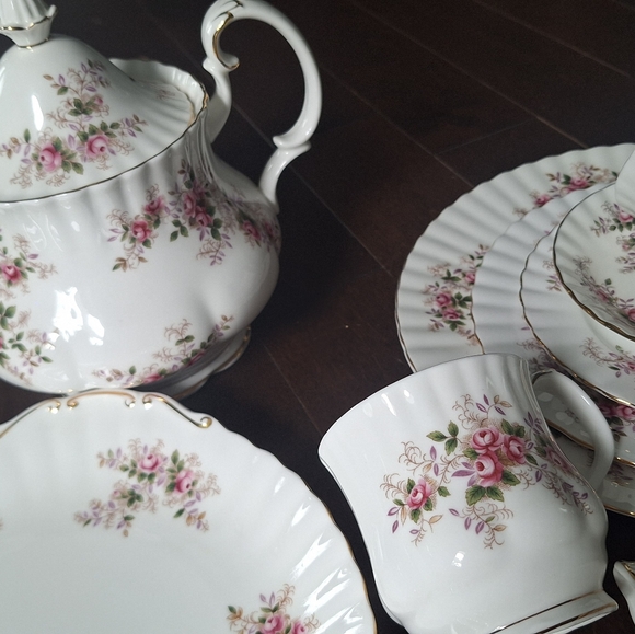 Royal albert lavender rose 4 place settings with teapot and extras - Picture 6 of 8
